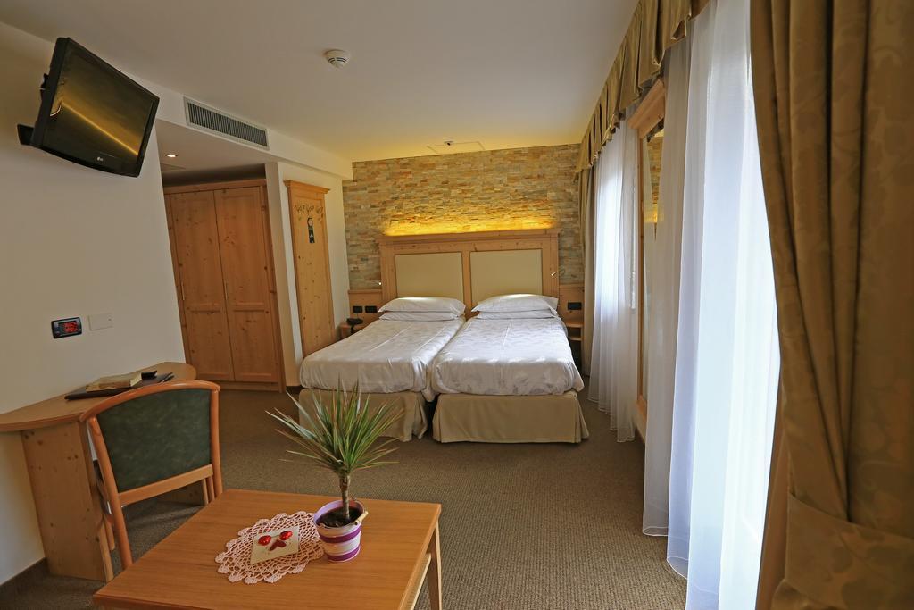 Hotel Ladina Кампителло-ди-Фасса Номер фото